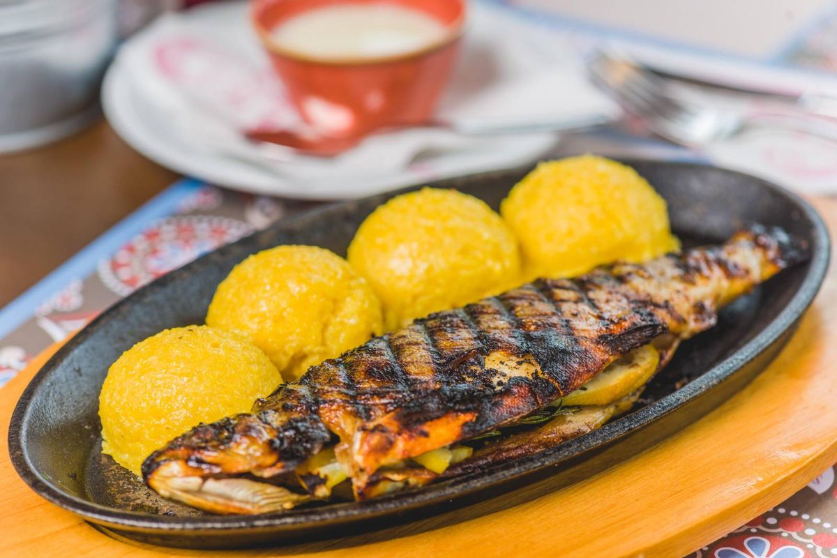 Pastrav la Gratar cu Mamaliguta si Mujdei